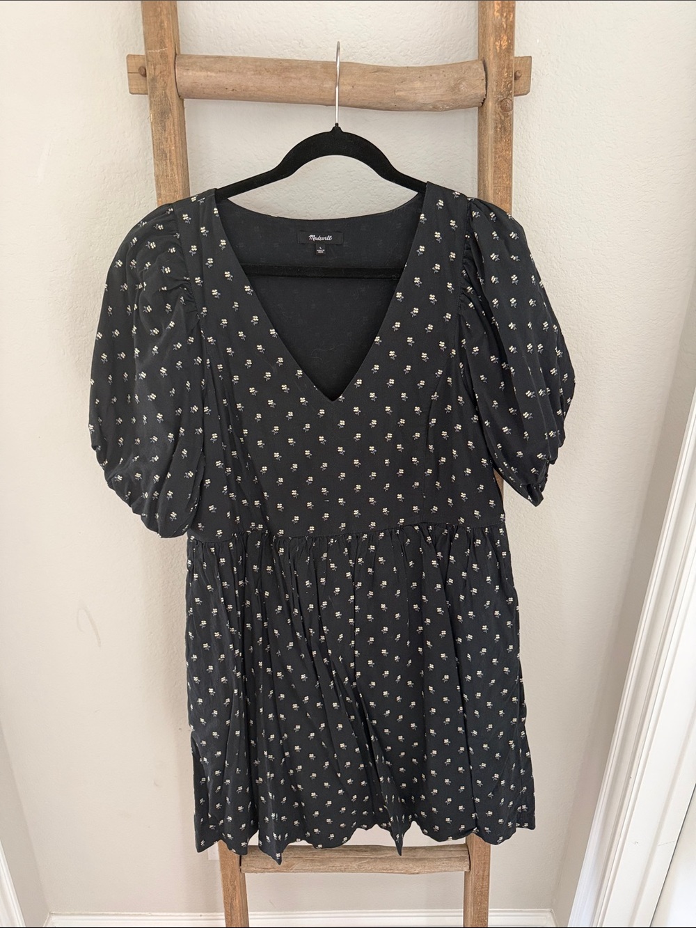 Madewell Black Puff-Sleeve V-Neck Mini Dress w Ditsy Daisy Print floral pattern
